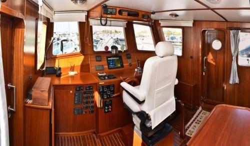 LeeZe Diesel Duck Trawler Pilot House lookin Fwd Panorama